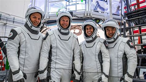 S­p­a­c­e­X­ ­v­e­ ­N­A­S­A­’­n­ı­n­ ­y­a­r­ı­n­ ­C­r­e­w­-­5­ ­m­i­s­y­o­n­u­n­u­ ­b­a­ş­l­a­t­m­a­s­ı­ ­n­a­s­ı­l­ ­i­z­l­e­n­i­r­